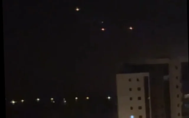Des missiles intercepteurs sont tirés contre un missile du Hezbollah lancé depuis le Liban vers la ville portuaire d’Ashdod, dans le sud, le 10 avril 2026. (Crédit : Capture d’écran/X) Des missiles intercepteurs sont tirés contre un missile du Hezbollah lancé depuis le Liban vers la ville portuaire d’Ashdod, dans le sud, le 10 avril 2026. (Crédit : Capture d’écran/X)