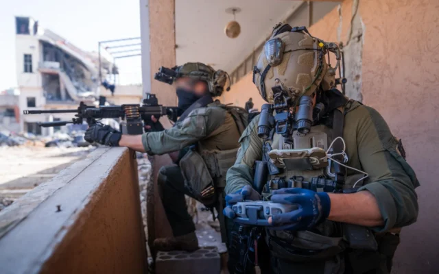 Des commandos de l’unité Shayetet 13 de la marine israélienne opèrent dans la ville de Khiam, au sud du Liban, sur une photo diffusée le 27 mars 2026. (Crédit : armée israélienne) Des commandos de l’unité Shayetet 13 de la marine israélienne opèrent dans la ville de Khiam, au sud du Liban, sur une photo diffusée le 27 mars 2026. (Crédit : armée israélienne)
