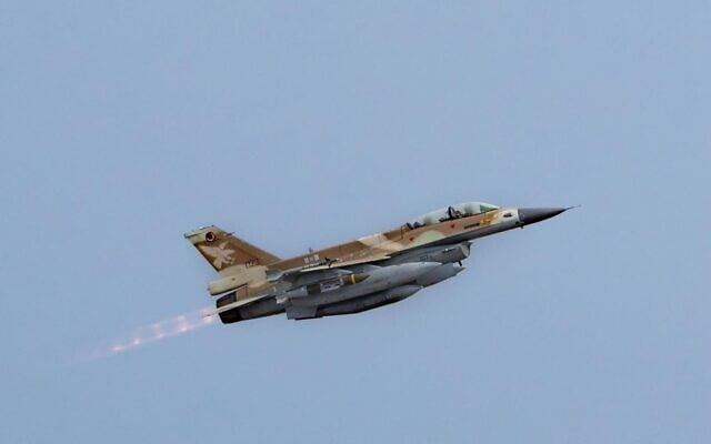 Un avion de chasse F-16 de l'armée de l'air israélienne décollant pour frapper en Iran, sur une photo d'archive publiée le 6 avril 2026. (Crédit : Armée israélienne)