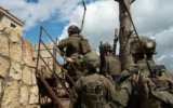 Des soldats de la brigade Givati en action dans la ville de Bint Jbeil, dans le sud du Liban, sur une photo diffusée le 14 avril 2026. (Crédit : Armée israélienne)
