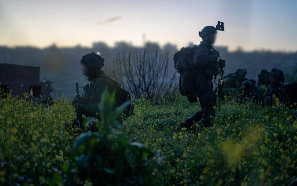 Des réservistes de la 8e brigade blindée de réserve de l'armée israélienne opérant dans le sud du Liban, sur une photo diffusée par l'armée le 5 avril 2026. (Crédit : Armée israélienne)