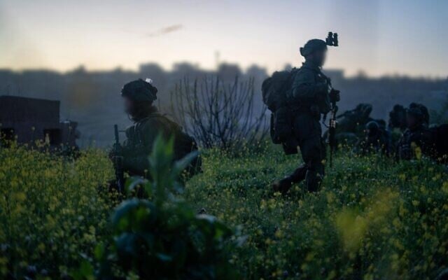 Des réservistes de la 8e brigade blindée de réserve de l'armée israélienne opérant dans le sud du Liban, sur une photo diffusée par l'armée le 5 avril 2026. (Crédit : Armée israélienne) Des réservistes de la 8e brigade blindée de réserve de l'armée israélienne opérant dans le sud du Liban, sur une photo diffusée par l'armée le 5 avril 2026. (Crédit : Armée israélienne)