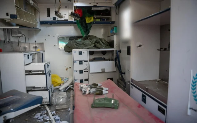 Des armes trouvées par les soldats dans une ambulance à Qantara, une ville du sud du Liban, sur une photo diffusée par l'armée le 24 avril 2026. (Crédit: Tsahal)