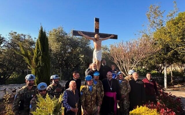 Des soldats du contingent italien de la FINUL et des membres de la communauté chrétienne de Debel, dans le sud du Liban, se tenant près d’une statue de Jésus nouvellement érigée dans le village, le 22 avril 2026. (Crédit : Debel Alerts sur Facebook) Des soldats du contingent italien de la FINUL et des membres de la communauté chrétienne de Debel, dans le sud du Liban, se tenant près d’une statue de Jésus nouvellement érigée dans le village, le 22 avril 2026. (Crédit : Debel Alerts sur Facebook)