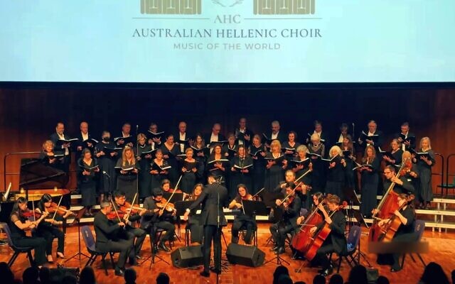Capture d'écran tirée d'une vidéo de l'Australian Hellenic Choir lors d'un concert à Sydney, en 2025. (Crédit : YouTube)