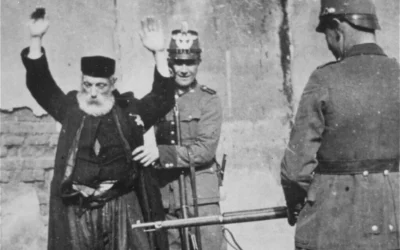 La police allemande fouille un homme juif âgé sous la menace d'une arme à Kolo, en Pologne, vers 1941. (Avec l'aimable autorisation du United States Holocaust Memorial Museum / Instytut Pamieci Narodowej)