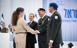 Le chef d'état-major de l'armée israélienne, le lieutenant-général Eyal Zamir (au centre), et le président Isaac Herzog rencontrent l'ancienne otage, la caporale Mia Leimberg, lors d'une cérémonie célébrant Yom HaAtsmaout, filmée à la résidence présidentielle, le 20 avril 2026. (Crédit : Armée israélienne)