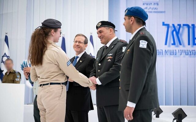 Le chef d'état-major de l'armée israélienne, le lieutenant-général Eyal Zamir (au centre), et le président Isaac Herzog rencontrent l'ancienne otage, la caporale Mia Leimberg, lors d'une cérémonie célébrant Yom HaAtsmaout, filmée à la résidence présidentielle, le 20 avril 2026. (Crédit : Armée israélienne)