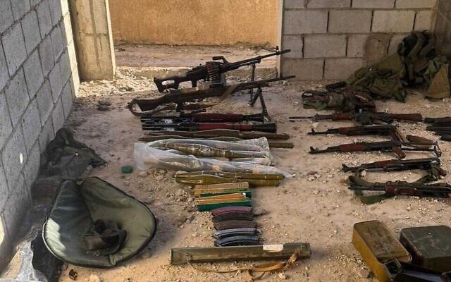 Armes qui, selon l'armée israélienne, ont été saisies par les soldats à l'hôpital public de Bint Jbeil, dans le sud du Liban, sur une photo publiée le 12 avril 2026. (Crédit : Armée israélienne)