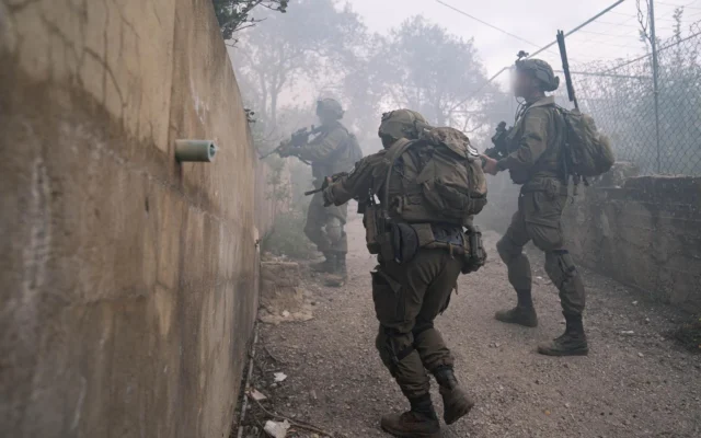 Des soldats opérant dans le sud du Liban, sur une photo diffusée le 16 avril 2026. (Crédit : Armée israélienne)