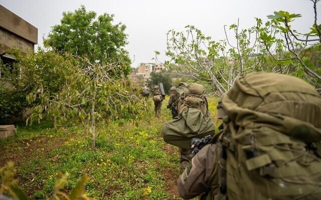 Des soldats de la 162ᵉ division opérant dans le sud du Liban, sur une photo diffusée le 9 avril 2026. (Crédit : Armée israélienne)