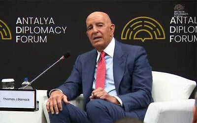 L'ambassadeur américain en Turquie, Tom Barrack, s'exprimant lors du Forum diplomatique d'Antalya, le 17 avril 2026. (Crédit : Capture d'écran/YouTube)