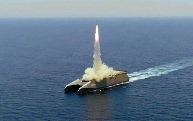 Cette photo diffusée par le site officiel du Corps des gardiens de la révolution islamique, Sepanews, le 17 février 2026, donne à voir une roquette tirée lors d’un exercice militaire par des membres du Corps des gardiens de la révolution islamique et de la Marine, dans le détroit d’Ormuz. (SEPAH NEWS / AFP)