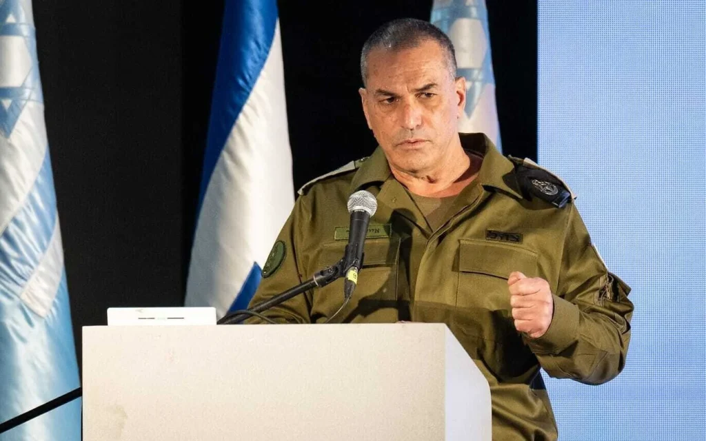 Le lieutenant-général Eyal Zamir, chef d'état-major de l'armée israélienne, prenant la parole lors d'une conférence militaire, à la base aérienne de Ramat David, le 27 avril 2026. (Crédit : Armée israélienne)