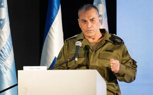 Le lieutenant-général Eyal Zamir, chef d'état-major de l'armée israélienne, prenant la parole lors d'une conférence militaire, à la base aérienne de Ramat David, le 27 avril 2026. (Crédit : Armée israélienne)