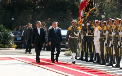 Une photo fournie par le bureau du président iranien Hassan Rohani montre le premier vice-président iranien Eshaq Jahangiri (au centre à gauche) et le Premier ministre hongrois Viktor Orbán (au centre) passant en revue la garde d’honneur à son arrivée à Téhéran le 30 novembre 2015. (Crédit : PRÉSIDENCE IRANIENNE/AFP)