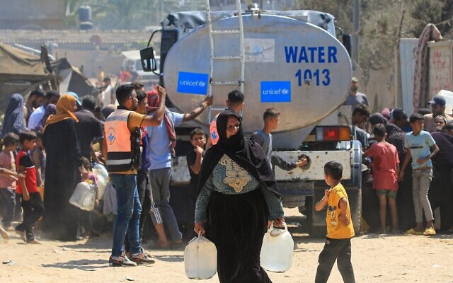 Illustration : Des Gazaouis s'approvisionnant en eau auprès d'un camion-citerne de l'UNICEF, à Deir al-Balah, dans le centre de la bande de Gaza, le 9 juillet 2024. (Crédit : Eyad Baba/AFP) Illustration : Des Gazaouis s'approvisionnant en eau auprès d'un camion-citerne de l'UNICEF, à Deir al-Balah, dans le centre de la bande de Gaza, le 9 juillet 2024. (Crédit : Eyad Baba/AFP)