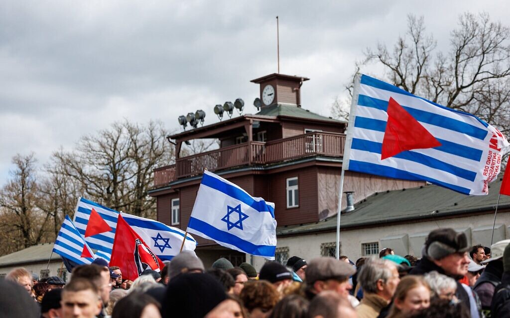 Des personnes assistant à la cérémonie commémorative marquant le 80ᵉ anniversaire de la libération du camp de concentration nazi de Buchenwald, sur le site du mémorial situé à Buchenwald, près de Weimar, dans l'est de l'Allemagne, le 6 avril 2025. (Crédit : Jens Schlüeter/AFP)