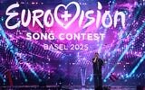 Photo d'illustration : Le chanteur autrichien JJ se produit après avoir remporté la grande finale du Concours Eurovision de la chanson 2025, à la St. Jakobshalle de Bâle, en Suisse, le 18 mai 2025. (Crédit : Fabrice COFFRINI / AFP)