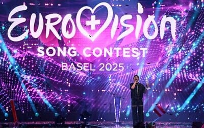 Photo d'illustration : Le chanteur autrichien JJ se produit après avoir remporté la grande finale du Concours Eurovision de la chanson 2025, à la St. Jakobshalle de Bâle, en Suisse, le 18 mai 2025. (Crédit : Fabrice COFFRINI / AFP)