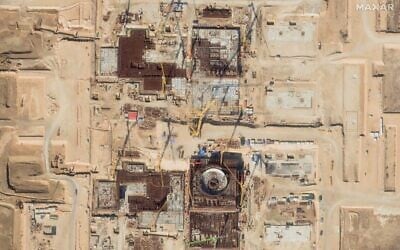 Cette image satellite fournie par Maxar Technologies et prise le 14 février 2025 montre les nouveaux réacteurs nucléaires en cours de construction à la centrale nucléaire de Bouchehr, située à 1 200 kilomètres au sud de Téhéran. (Crédit : Image satellite ©2021 Maxar Technologies/AFP)