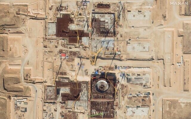 Cette image satellite fournie par Maxar Technologies et prise le 14 février 2025 montre les nouveaux réacteurs nucléaires en cours de construction à la centrale nucléaire de Bouchehr, située à 1 200 kilomètres au sud de Téhéran. (Crédit : Image satellite ©2021 Maxar Technologies/AFP)