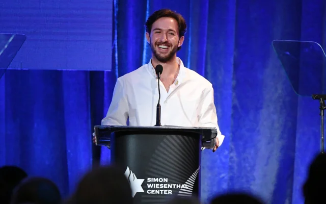 Omer Shem Tov  sur scène lors du dîner de remise du prix humanitaire décerné à David Zaslav, président-directeur général de Warner Bros. Discovery, une soirée organisée par le Centre Simon Wiesenthal à Beverly Hiils, en Californie, le 30 octobre 2025. (Crédit: Jon Kopaloff/Getty Images pour le Centre Simon Wiesenthal/AFP)