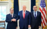 Le Premier ministre pakistanais Shehbaz Sharif (à gauche), le chef des forces de défense, le maréchal Syed Asim Munir (à droite), posant avec le président américain Donald Trump (au centre), à la Maison Blanche, à Washington, sur une photo publiée le 26 septembre 2025. (Crédit : Bureau du Premier ministre pakistanais/AFP)