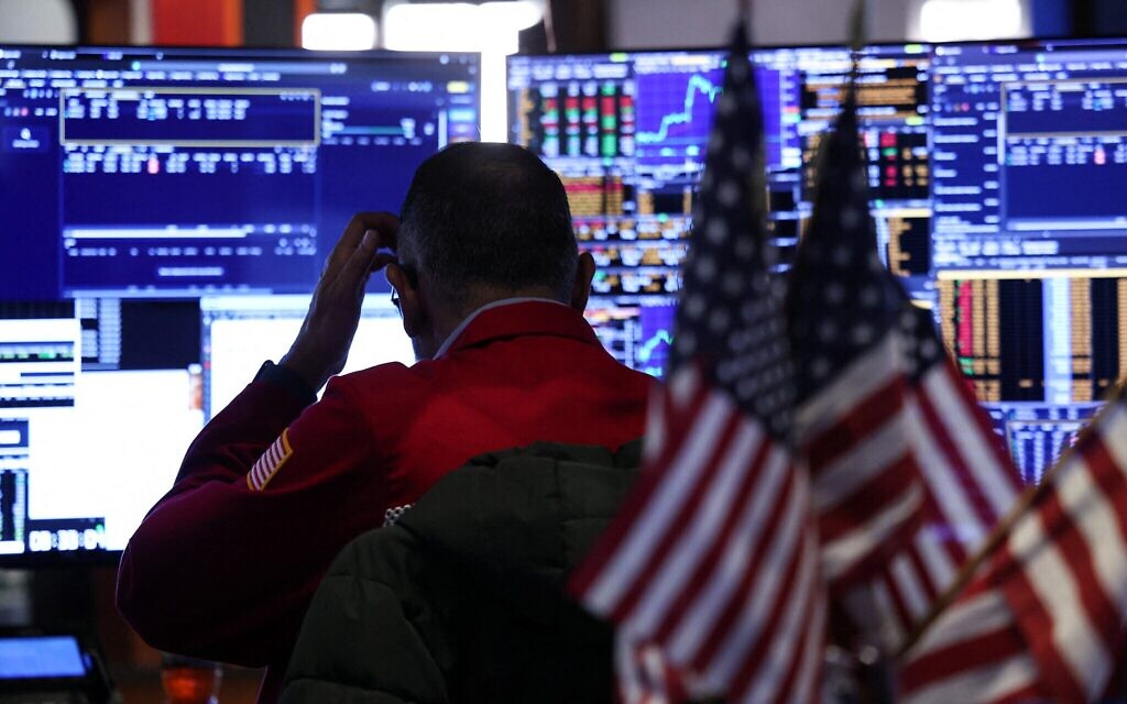Des courtiers travaillent dans la salle des marchés de la Bourse de New York (NYSE) à New York, le 1er décembre 2025. (Crédit : CHARLY TRIBALLEAU / AFP)