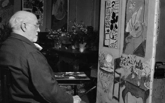 L'artiste français Henri Matisse travaille sur sa toile « Grand Intérieur Rouge » dans son atelier Villa le Rêve à Vence, autour du  mois d'avril 1948. (Louis FOUCHERAND / AFP)