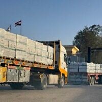 Des camions d'aide humanitaire franchissant le poste-frontière de Rafah, du côté égyptien, vers la bande de Gaza, dans le nord-est de l'Égypte, le 1ᵉʳ février 2026. (Crédit : AFP)