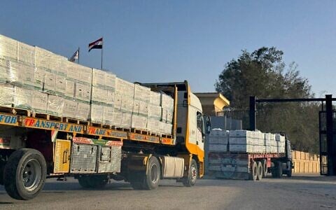 Des camions d'aide humanitaire franchissant le poste-frontière de Rafah, du côté égyptien, vers la bande de Gaza, dans le nord-est de l'Égypte, le 1ᵉʳ février 2026. (Crédit : AFP)
