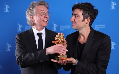 Le réalisateur allemand Ilker Catak (à droite) et le producteur allemand Ingo Fliess posant lors d'une séance photo après avoir remporté l'Ours d'or du meilleur film pour « Yellow Letters », lors de la 76ᵉ Berlinale, le premier grand festival de cinéma européen de l'année, à Berlin, le 21 février 2026. (Crédit : Ronny Hartmann/POOL/AFP) Le réalisateur allemand Ilker Catak (à droite) et le producteur allemand Ingo Fliess posant lors d'une séance photo après avoir remporté l'Ours d'or du meilleur film pour « Yellow Letters », lors de la 76ᵉ Berlinale, le premier grand festival de cinéma européen de l'année, à Berlin, le 21 février 2026. (Crédit : Ronny Hartmann/POOL/AFP)