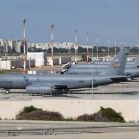 Des avions ravitailleurs de l'armée de l'air américaine sont stationnés sur le tarmac de l'aéroport Ben Gurion, près deTel Aviv, le 25 février 2026. (Crédit : Jack GUEZ / AFP)
