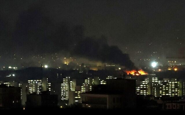 De la fumée et des flammes s'élèvent du site de frappes aériennes à l'aéroport international de Mehrabad, à Téhéran, le 7 mars 2026. (Crédit : ATTA KENARE / AFP) De la fumée et des flammes s'élèvent du site de frappes aériennes à l'aéroport international de Mehrabad, à Téhéran, le 7 mars 2026. (Crédit : ATTA KENARE / AFP)