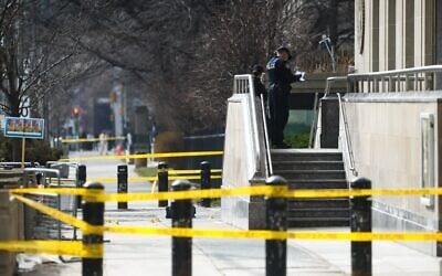 Des agents de la police de Toronto intervenant sur les lieux d'une fusillade, au consulat américain de Toronto, au Canada, le 10 mars 2026. (Crédit : Cole Burston/AFP) Des agents de la police de Toronto intervenant sur les lieux d'une fusillade, au consulat américain de Toronto, au Canada, le 10 mars 2026. (Crédit : Cole Burston/AFP)