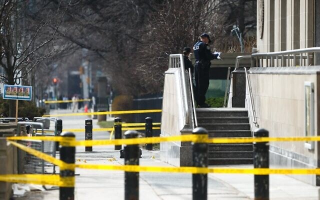 Des agents de la police de Toronto intervenant sur les lieux d'une fusillade, au consulat américain de Toronto, au Canada, le 10 mars 2026. (Crédit : Cole Burston/AFP) Des agents de la police de Toronto intervenant sur les lieux d'une fusillade, au consulat américain de Toronto, au Canada, le 10 mars 2026. (Crédit : Cole Burston/AFP)