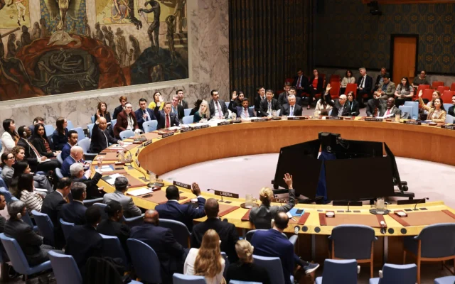 Les membres des Nations unies (ONU) votent lors d'une réunion du Conseil de sécurité visant à examiner des sanctions contre l'Iran, au siège de l'ONU à New York, le 12 mars 2026. (Crédit : Spencer Platt/Getty Images/AFP)