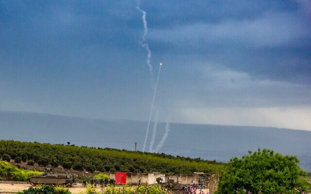 Des missiles intercepteurs du système "Dôme de fer" s'élèvent derrière un groupe de soldats israéliens le long de la frontière avec le Liban, en Haute-Galilée, dans le nord d'Israël, le 21 mars 2026. (Crédit : Odd ANDERSEN / AFP) Des missiles intercepteurs du système "Dôme de fer" s'élèvent derrière un groupe de soldats israéliens le long de la frontière avec le Liban, en Haute-Galilée, dans le nord d'Israël, le 21 mars 2026. (Crédit : Odd ANDERSEN / AFP)