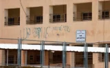 Un graffiti tagué par des partisans du mouvement pro-implantations israélien disant : "Un bon Arabe est un Arabe mort", macule les murs du lycée palestinien de Huwara, au sud de la ville de Naplouse en Cisjordanie, le 23 mars 2026. (Crédit: Jaafar ASHTIYEH / AFP)
