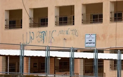 Un graffiti tagué par des partisans du mouvement pro-implantations israélien disant : "Un bon Arabe est un Arabe mort", macule les murs du lycée palestinien de Huwara, au sud de la ville de Naplouse en Cisjordanie, le 23 mars 2026. (Crédit: Jaafar ASHTIYEH / AFP)