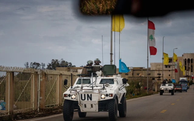 Un convoi de la Force intérimaire des Nations unies au Liban (FINUL) roule près de la ville de Tyr, dans le sud du Liban, le 23 mars 2026. (Crédit : Dimitar DILKOFF / AFP)