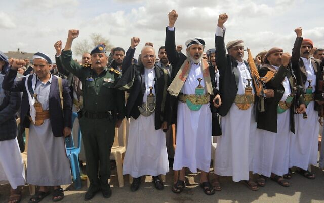 Des partisans des terroristes houthis du Yémen, soutenus par la République islamique, participant à un rassemblement à Sanaa, la capitale contrôlée par les Houthis, le 26 mars 2026. (Credit : Mohammed Huwais/AFP)