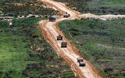 Des véhicules de l'armée israélienne se déplacent dans le sud du Liban, près de la frontière avec le nord d'Israël, le 27 mars 2026. (Crédit:  Jalaa MAREY / AFP)