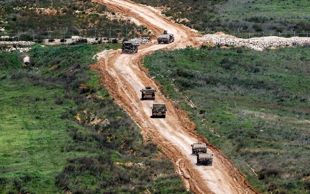 Des véhicules de l'armée israélienne se déplacent dans le sud du Liban, près de la frontière avec le nord d'Israël, le 27 mars 2026. (Crédit: Jalaa MAREY / AFP) Des véhicules de l'armée israélienne se déplacent dans le sud du Liban, près de la frontière avec le nord d'Israël, le 27 mars 2026. (Crédit: Jalaa MAREY / AFP)