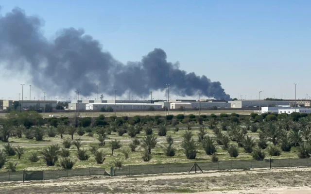 De la fumée s'élève de l'aéroport international du Koweït après une frappe de drone signalée le 1ᵉʳ avril 2026. (Crédit : AFP) De la fumée s'élève de l'aéroport international du Koweït après une frappe de drone signalée le 1ᵉʳ avril 2026. (Crédit : AFP)
