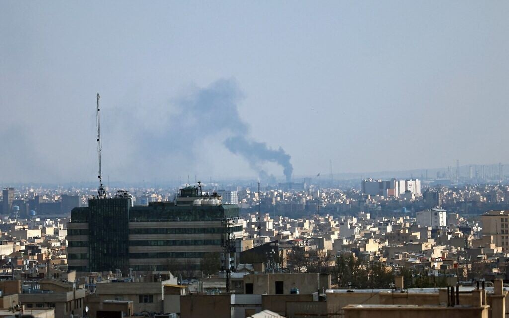 De la fumée s’élevant du site d’une frappe, à Téhéran, le 1ᵉʳ avril 2026. (Crédit : AFP)