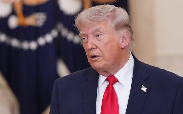 Le président américain Donald Trump marquant une pause après avoir prononcé un discours télévisé sur le conflit au Moyen-Orient, à la Maison Blanche à Washington, le 1ᵉʳ avril 2026. (Crédit : Alex Brandon/AP)