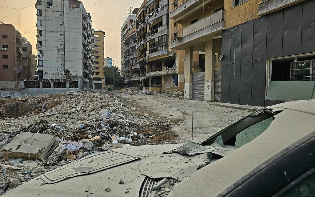 Dégâts causés par une frappe aérienne israélienne dans le quartier de Haret Hreik, dans la banlieue sud de Beyrouth, le 4 avril 2026. (Crédit : AFP)