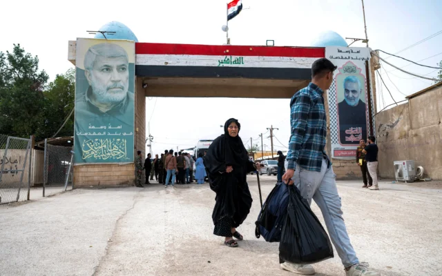 Des voyageurs entrent en Irak au poste-frontière de Shalamcheh, à la frontière avec l'Iran, dans le sud-est de l'Irak, le 4 avril 2026. (Crédit : Hussein FALEH / AFP)